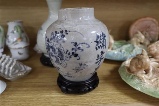 A Chinese Swatow blue and white bottle vase, late Ming and a Chinese blue and white jar tallest 18.5cm